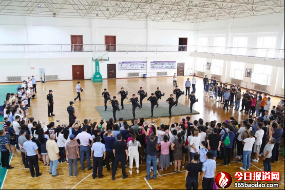 巡特警支隊(duì)組織開(kāi)展向人民報(bào)告暨警營(yíng)開(kāi)放日活動(dòng)519.png