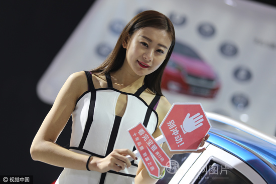濟(jì)南舉辦新能源電動(dòng)汽車展會(huì) 模特不顧寒冷低胸秀長(zhǎng)腿