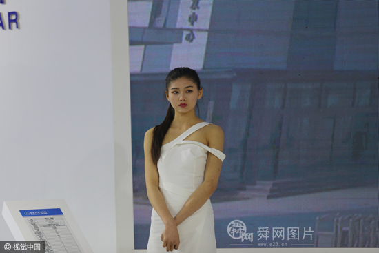 濟(jì)南舉辦新能源電動(dòng)汽車展會(huì) 模特不顧寒冷低胸秀長(zhǎng)腿