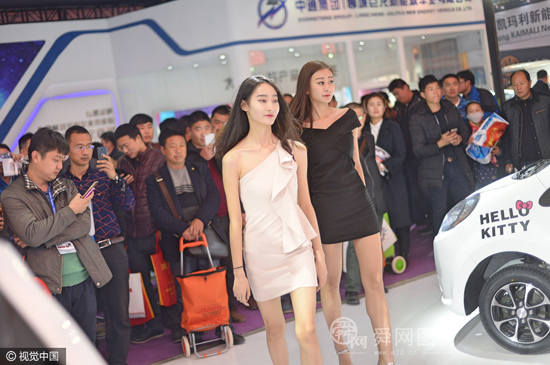濟(jì)南舉辦新能源電動(dòng)汽車展會(huì) 模特不顧寒冷低胸秀長(zhǎng)腿