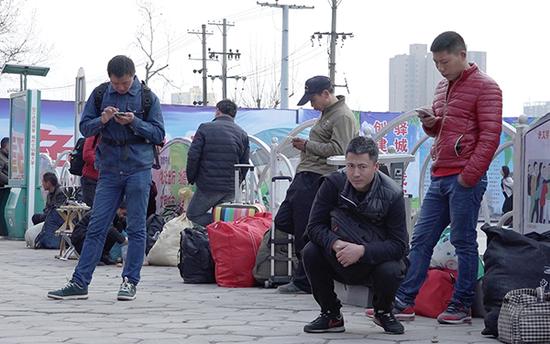 宋飛通過(guò)各種化裝混跡于人潮中.jpg
