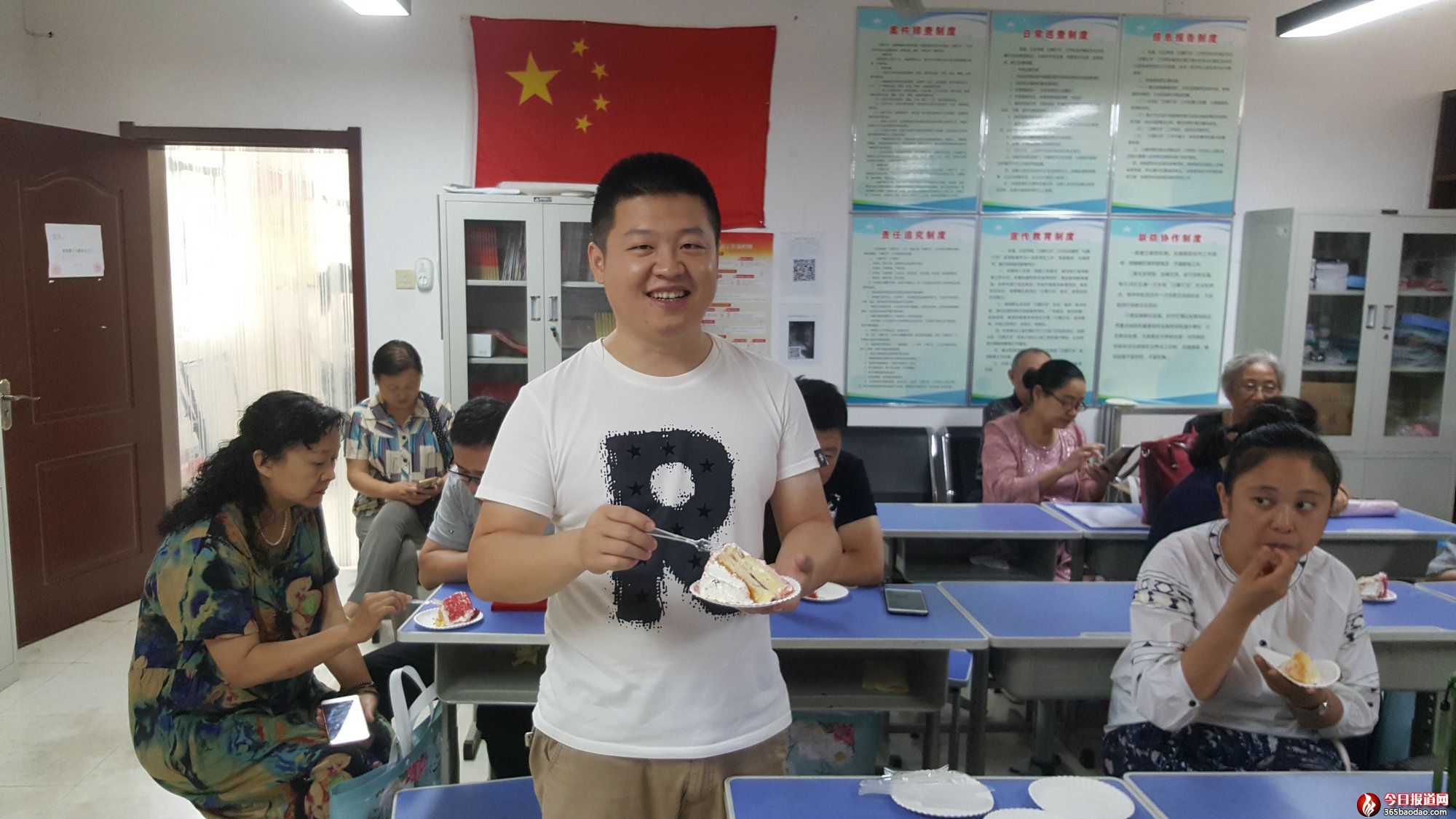 河南省鄭州市金水區(qū)東風(fēng)路街道文北社區(qū)黨支部 慶“七一”黨員政治生日會新聞報(bào)道圖片 (2).jpg