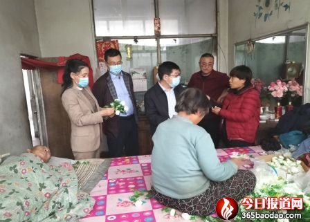 唐山市殘聯(lián)來遷西縣考察殘疾人家庭人造花加工項(xiàng)目454_副本.jpg